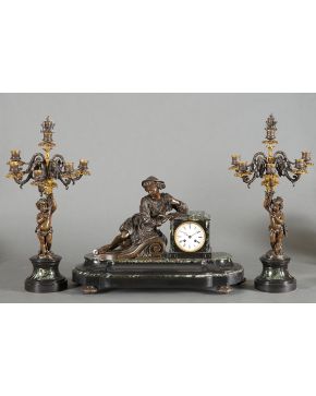 851-Reloj de sobremesa con guarnición de candelabros de cinco luces en bronce dorado y pavonado, estilo Napoleón III. Francia, s. XIX. En mármol negro