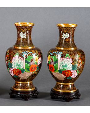 487-Parejas de jarrones de esmalte cloisonné, s. XIX. Fondo pardo con decoración floral. Medidas: 30 cm.