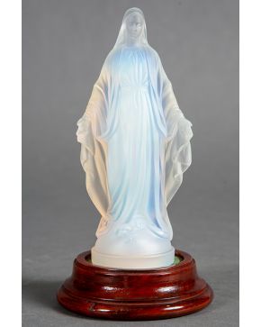 1186-Virgen en vidrio opalescente, con marcas: Etling. Francia, mediados s. XX.  Sobre peana de madera. Altura: 19 cm."