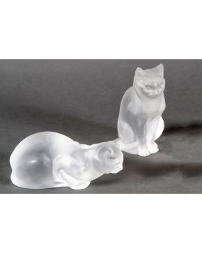 879-LALIQUE Pareja de gatos en cristal esmerilado. Leve piquete. Altura mayor: 20 cm.