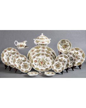 1133-Vajilla en porcelana Ridgway de Staffordshire. Modelo "Windsor". Con motivos estampados de flores. Formado por: sopera, salsera con plato, 3 fue"