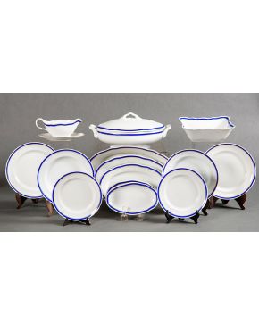 587-Vajilla en porcelana blanca de Santa Clara. Decoración en azul y filos en dorado. Se compone de: 24 platos llanos, 12 platos hondos, 12 platos de 