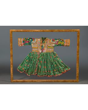 523-Indumentaria tradiconal infantil del Tibet realizada en tela verde con bordados en hilo de diversos colores con decoración de pequeños espejos, en