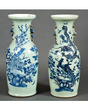 511-Conjunto de dos de jarrones en porcelana china, c. 1900. Decoración esmaltada de flores, dragones y aves del paraiso en azul. Altura: 58 cm.