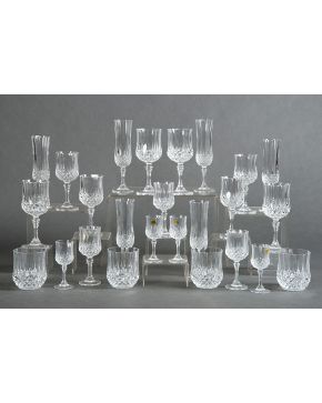 621-CRISTAL D'ARQUES Cristalería para doce servicios con decoración de punta de diamante. Se compone de once copas de espumoso, 12 de Jerez, veinticua