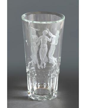 1055-MOSER Jarrón en cristal tallado de tres ninfas danzando grabado al ácido.  Altura:28 cm 