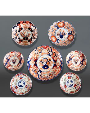 539-Lote de 7 platos Imari en porcelana china decorado con elementos vegetales y ala lobulada.  Diámetro mayor: 37.5 cm 