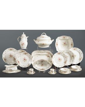 1098-Vajilla de Rosenthal en porcelana esmaltada en blanca con decoración de rosas y filos dorados formada por: 12 cuencos de consomé con sus 12 palto