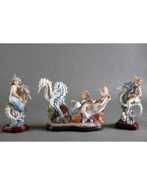 1051-LLADRÓ  Paseo bajo el mar Conjunto de tres figuras, dos caballitos de mar con rey y reina y figura de porcelana esmaltada  de serie limitada de "