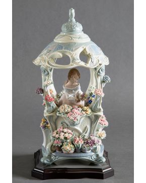 996-LLADRÓ  En la pérgola Escultura de niña subida a una balaustrada y detalles de flores hechas a mano en porcelana brillo de serie limitada. Alguna"