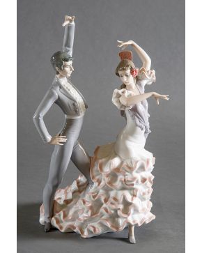 1050-LLADRÓ Pareja amor brujo Figura de porcelana esmaltada. Pequeña falta de los dedos del bailaor.  Altura: 43 cm "