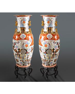 616-Pareja de grandes jarrones en porcelana esmaltada de estilo oriental con decoracion de flores, pavos reales y motivos vegetales. Asas a modo de le