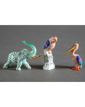 1071-HEREND Lote de porcelana centroeuropea pintada a mano con respresentación de un loro, elefante y pelícano.  Altura mayor: 11 cm 