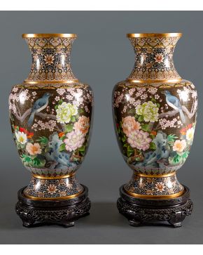 551-Pareja de jarrones estilo oriental en esmalte cloissoné con decoración flores y aves de distintos colores sobre fondo negro. Sobre peanas de mader