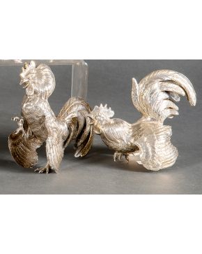 667-Pareja de gallos en plata española punzonada. Peso: 490 gr. Medida mayor: 18x17 cm.