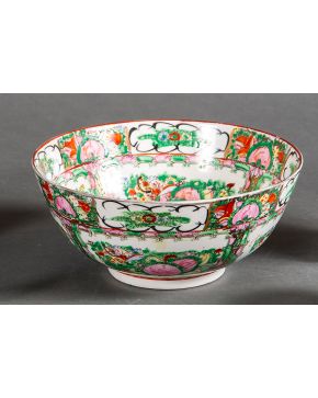 467-Cuenco estilo Familia Verde en porcelana de Macao con decoración vegetal y detalles dorados. Medidas: 26 cm."