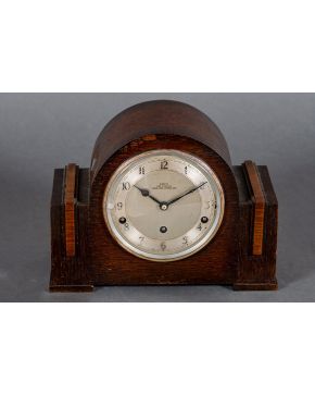 1291-Reloj de sobremesa inglés en madera de caoba estilo Art Decó firmado por Mappin. Maquinaria mecánica con cuerda y llave, numeración arabiga y mi"