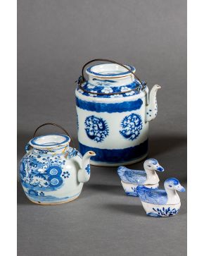 466-Conjunto oriental en porcelana china azul y blanca, ca. 1900, compuesto por dos teteras de diferente tamaño y dos pequeñas terrinas en forma de pa