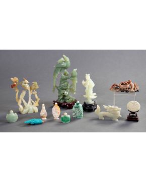 504-Lote oriental compuesto por dos escenas de pájaros y geisha en jade, pez de turquesa y cinco Snuff Bottles, dos de madreperla con decoración de f"