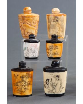 501-Conjunto de seis Snuff bottles, China ca.1900, en hueso pirograbado con escenas oriantales, dos de ellos de perfil hexagonal. Altura mayor: 7 cm."