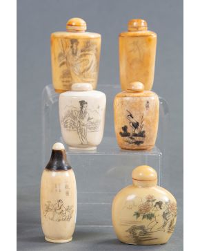 502-Conjunto de seis Snuff bottles, China ca.1900, en hueso pirograbado con escenas oriantales. Altura mayor: 8 cm."