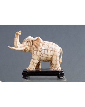 425-Elefante en hueso talla sobre peana de madera. Medida:18 cm.