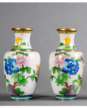 556-Pareja de jarrones, China ca. 1900, de esmalte cloisonné blanco con decoración de peonías de diferentes tonalidades.  Altura: 30 cm.