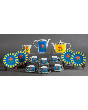 1334-Juego en porcelana de Vista Alegre con viva decoración de flores en tonos naranjas, amarillos y azules. Se compone de cafetera con faltas, tetera