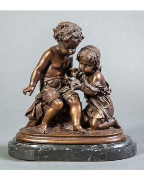 867-ESCUELA FRANCESA, 1898 Pareja de niños con ave Escultura en bronce pavonado firmada y fechada "Moreau" (1898) sobre peana de mármol. Altura: 24 c"