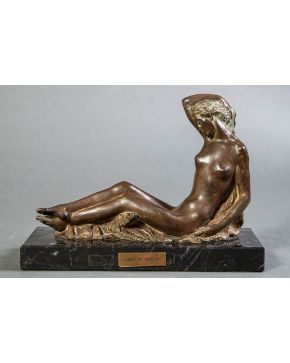 1229-JUAN DE ÁVALOS (1911-2006) “Desnudo” Escultura en bronce pavonado. Firmada. Sobre peana en mármol negro.  Medidas: 18x8x26 cm.