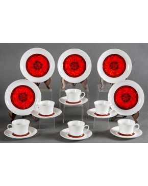 1248-Conjunto de 10 tazas con sus platitos y 12 platos de merienda en porcelana de Bidasoa en blanco con greca roja y negra.