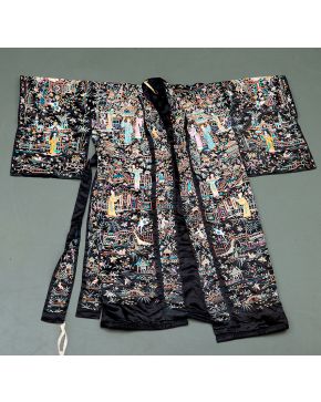 509-Exquisito kimono en seda negra con profusa decoración chinesca de diferentes colores bordada. 