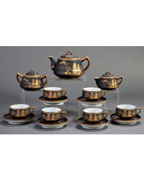 582-Juego de té en porcelana japonesa con acabado gris en mate y decoración vegetal en dorado. Se compone de tetera, lechera, azucarero y 12 tazas con