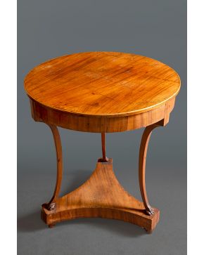 1321-Mesa auxilar circular en madera de nogal rubia. Medida: 71x63 cm