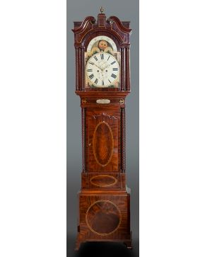 567-Reloj Grand Father inglés de antesala en madera de nogal y raiz de nogal con volutas y columnas salomonicas, Inglaterra ca.1900. Esfera con numera