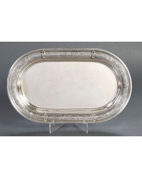 1083-Exquisita fuente oval en plata sterling inglesa de inspiración Versalles. Alero grabado con decoración clásica de ánforas, óvalos y motivos "a c"