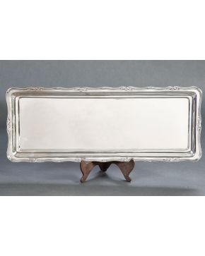 1060-Bandeja rectangular en plata de ley 900. Hungría, C. 1900.  Filos vegetales en el perímetro.  Muy usada para el pan de jamón de Navidad en Venezu