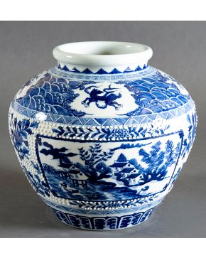 1158-Jarrón estilo oriental en porcelana blanca y azul con escenas de paisajes y elementos vegetales.  Altura: 36 cm 