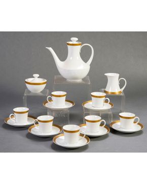 1157-Juego de café en porcelana blanca de Bidasoa con original diseño y greca dorada. Se compone por cafetera, lechera azucarero y doce tazas con sus 