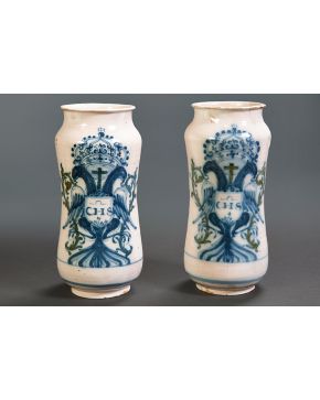 740-Pareja de botes de farmacia en cerámica esmaltada de Talavera de la Reina en azul y blanco, s. XVIII. Decoración al frente de escudo de águila bic