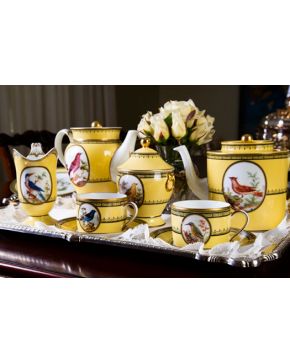 1110-Elegante juego de café y té para 12 servicios en porcelana esmaltada de LIMOGES, Jardin du Roi. Con marcas: "Ancienne Manufacture Royale de Limo"