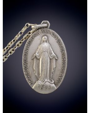 246-LOTE COMPUESTO POR TRES MEDALLAS DE LA VIRGEN DE GUADALUPE CON UNA CADENA EN PLATA.