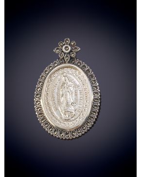 508-LOTE COMPUESTO POR TRES MEDALLAS DE LA VIRGEN DE GUADALUPE CON UNA CADENA EN PLATA.