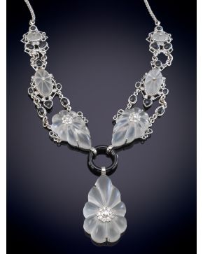 631-ELEGANTE GARGANTILLA EN CRISTAL DE ROCA COMBINADO CON ÓNIX DECORADA POR BRILLANTES DE 0,55CT sobre una montura en or