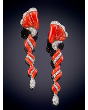 687-PENDIENTES LARGOS DE CORAL ROJO MEDITERRÁNEO COMBINADO CON PAVÉ DE BRILLANTES CALIDAD EXTRA. MONTURA EN ORO BLANCO D