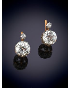 771-CLÁSICOS PENDIENTES C.1900 TALLA ANTIGUA DE 2,60CT. APROX CADA UNO. con ligera montura de garras en oro rosa combina