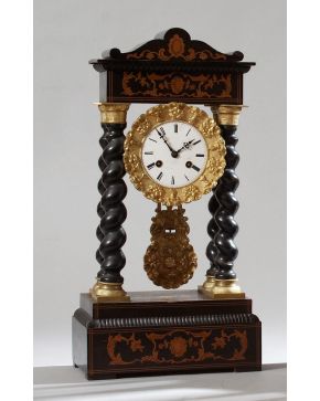 2116-Reloj de columnas francés, Napoleón III, S. XIX, en madera ebonizada y bronce dorado. Medidas: 48 x 13 x 24,5 cms.