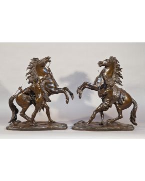 1060-Caballos de Marly  Pareja de esculturas en bronce pavonado según el modelo de Guillaume Coustou.  Altura: 57 cm