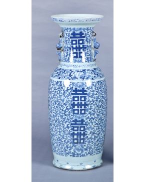 2094-Jarrón en porcelana china azul y blanca, S.XX.Altura: 61 cm