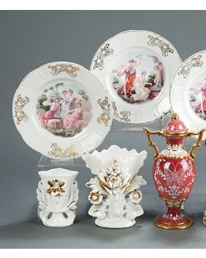 2129-Lote formado por tres pequeños jarrones isabelinos y tres platos en porcelana esmaltada, con motivos mitológicos en el centro. Algún de